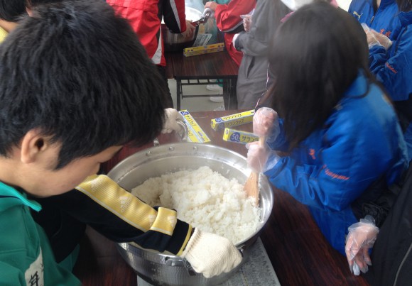 中学生の初めての炊き出しご飯